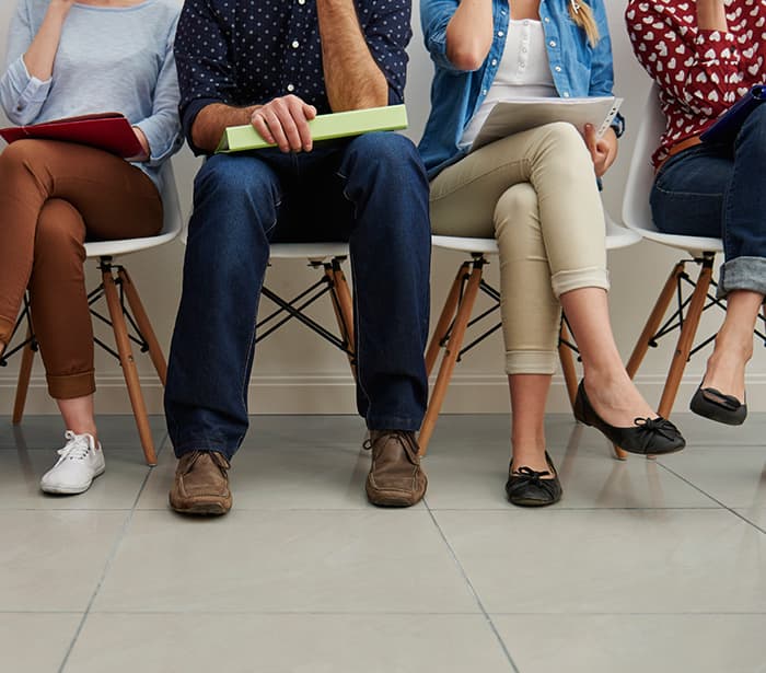 Découvrez des conseils essentiels pour les entretiens d'embauche permettant aux nouveaux diplômés de se préparer, de s'habiller de manière professionnelle et de réussir leur premier entretien.